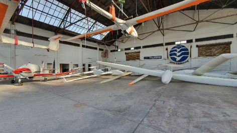 Alianti all'interno dell'hangar dell'Associazione Volovelistica Scaligera