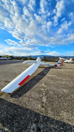 Aliante scuola sul piazzale AVS con cielo limpido presso l'aeroporto di Boscomantico, Verona