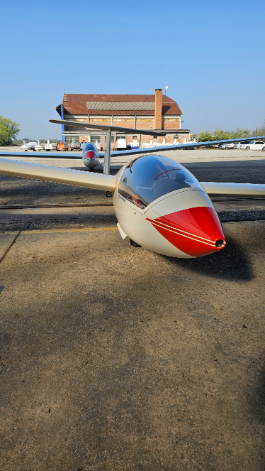 Aliante monoposto davanti all'hangar AVS dell'aeroporto di Boscomantico
