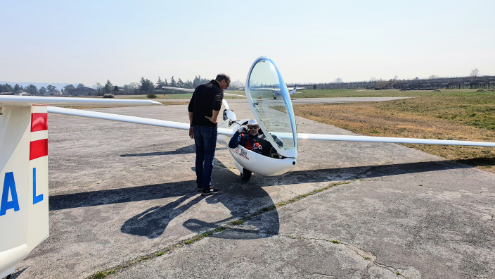 Due piloti fanno un briefing pre-decollo presso l'aeroporto di Boscomantico