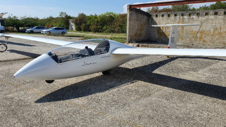 Aliante biposto sul piazzale dell'Associazione Volovelistica Scaligera