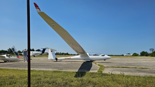 Aliante biposto in punto attesa per il decollo presso l'aeroporto di Boscomantico