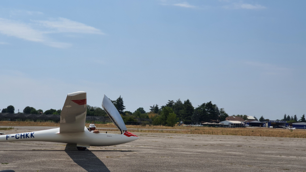 Vista laterale di un aliante monoposto con cabina aperta sulla punto attesa della pista di Boscomantico
