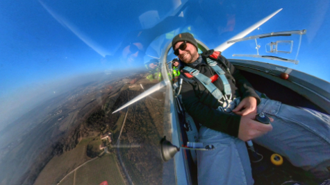 Pilota di aliante sorridente durante un volo scuola