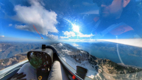 Interno di un aliante durante un volo sopra il Monte Baldo Innevato con vista panoramica
