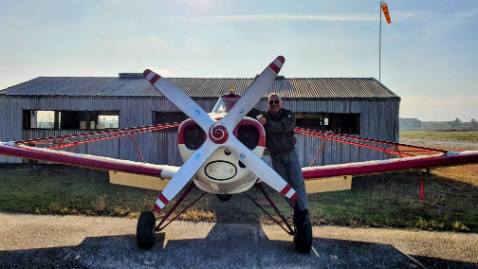 Aereo trainatore con pilota davanti all'hangar dell'AVS presso l'aeroporto di Boscomantico