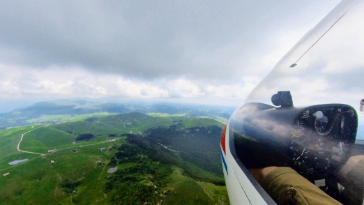 Vista dall'aliante sorvolando la Lessinia con cielo nuvoloso