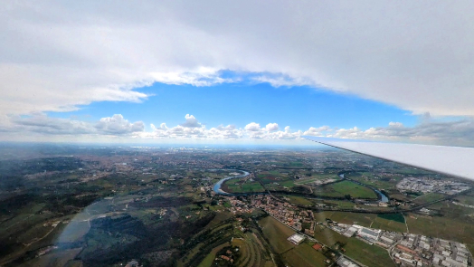 Vista panoramica dalla cabina di un aliante sopra l'aeroporto di Boscomantico