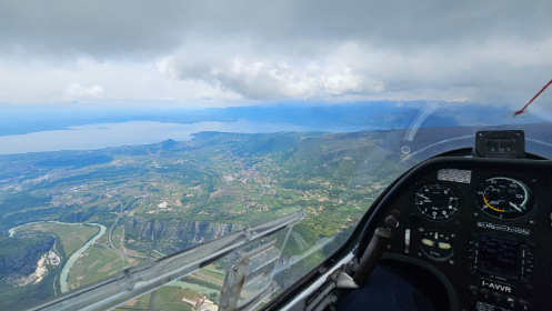 Cockpit di un aliante in volo vicino al Lago di Garda e le colline circostanti