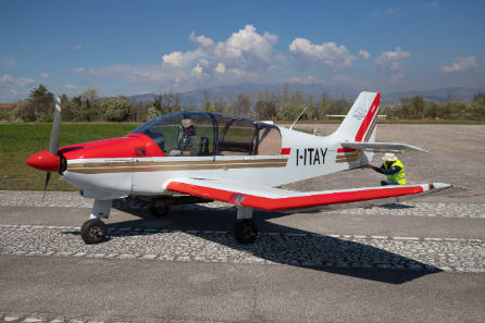 Traino aereo durante le operazioni di aggancio cavo traino