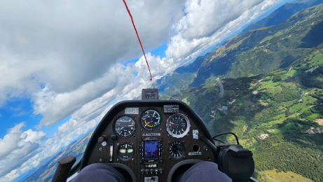 Cockpit di un aliante durante un volo sopra la Lessinia