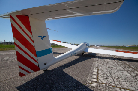 Vista posteriore dell'aliante scuola sulla pista dell'aeroporto