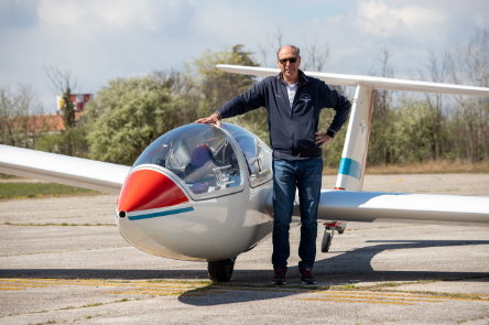 Pilota accanto all'aliante scuola sul punto attesa della pista dell'aeroporto di Boscomantico