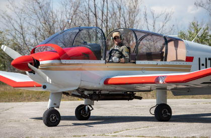 Traino aereo con pilota a bordo pronto per il decollo