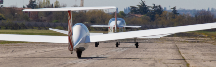 Traino aereo e aliante in fase di decollo sulla pista di Boscomantico