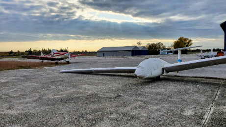 Aliante scuola traino aereo sul piazzale AVS dell'aeroporto di Boscomantico al tramonto